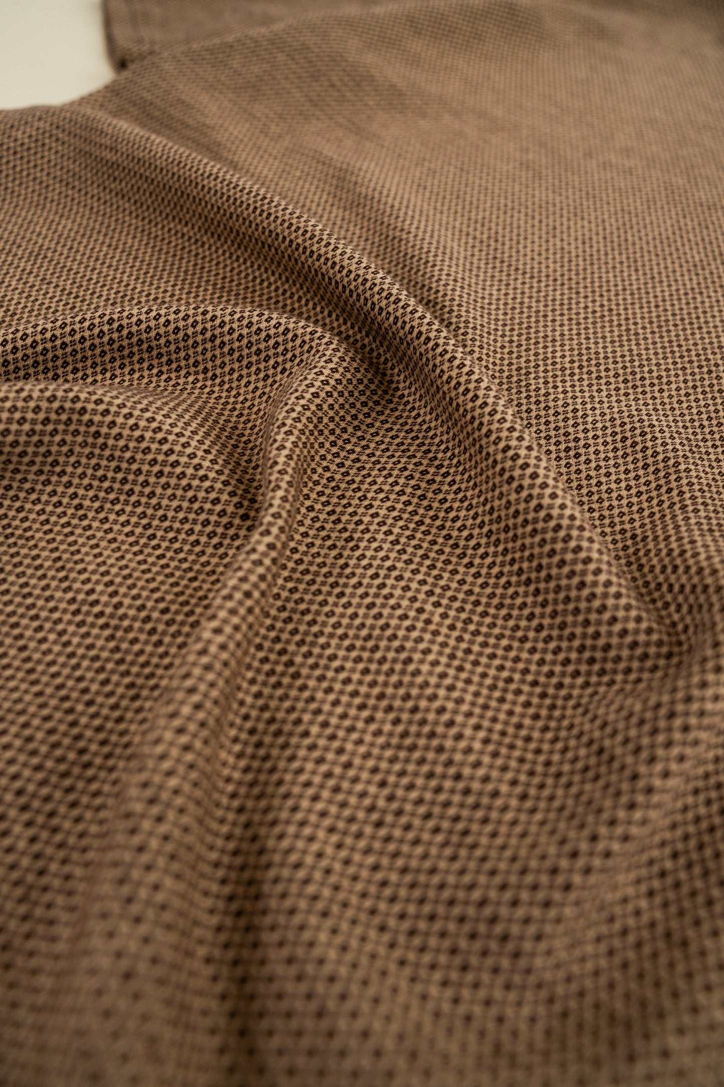 SHAPED JACQUARD TEE - BROWN