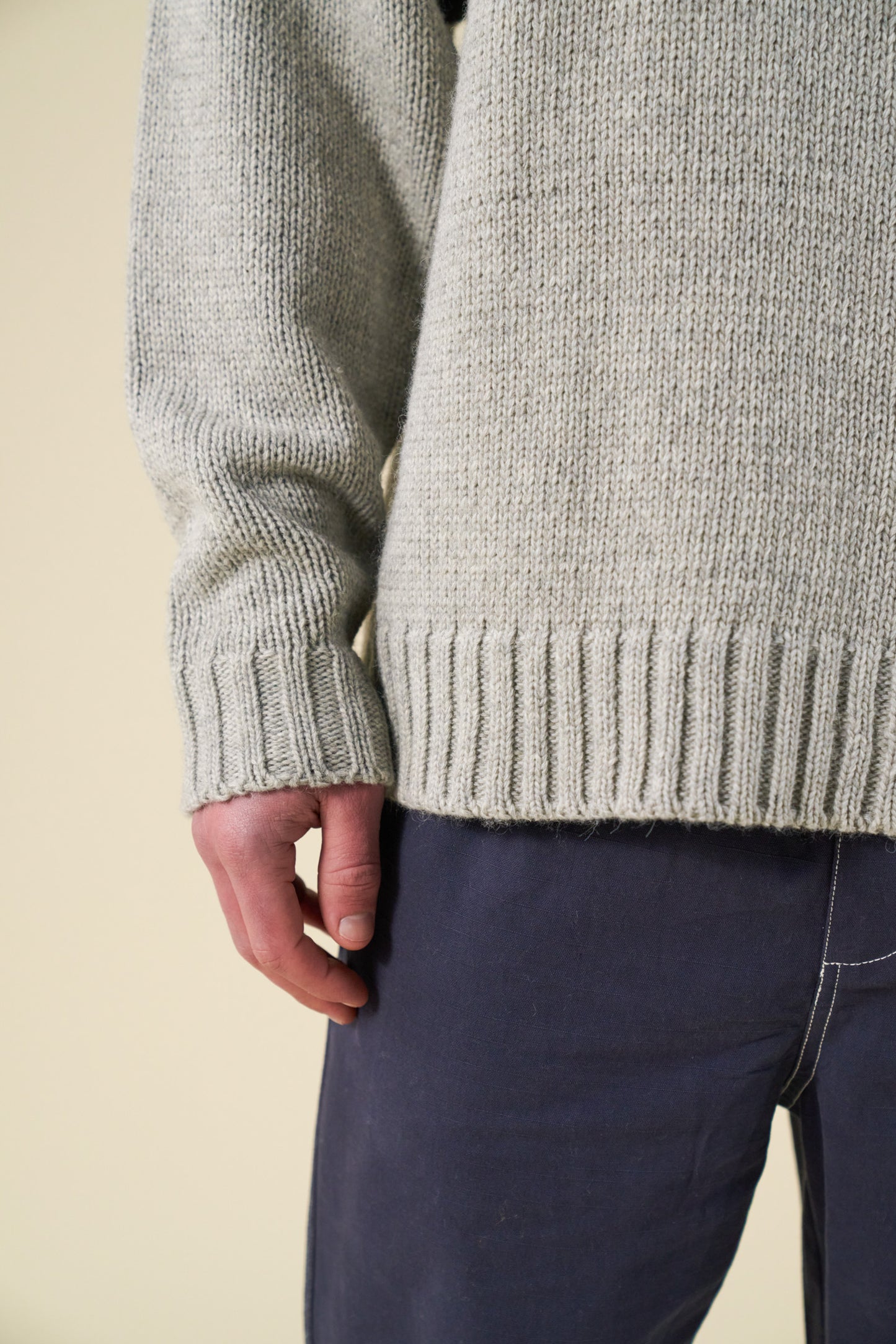 SIGNATURE INTARSIA KNIT SWEATER - GREY