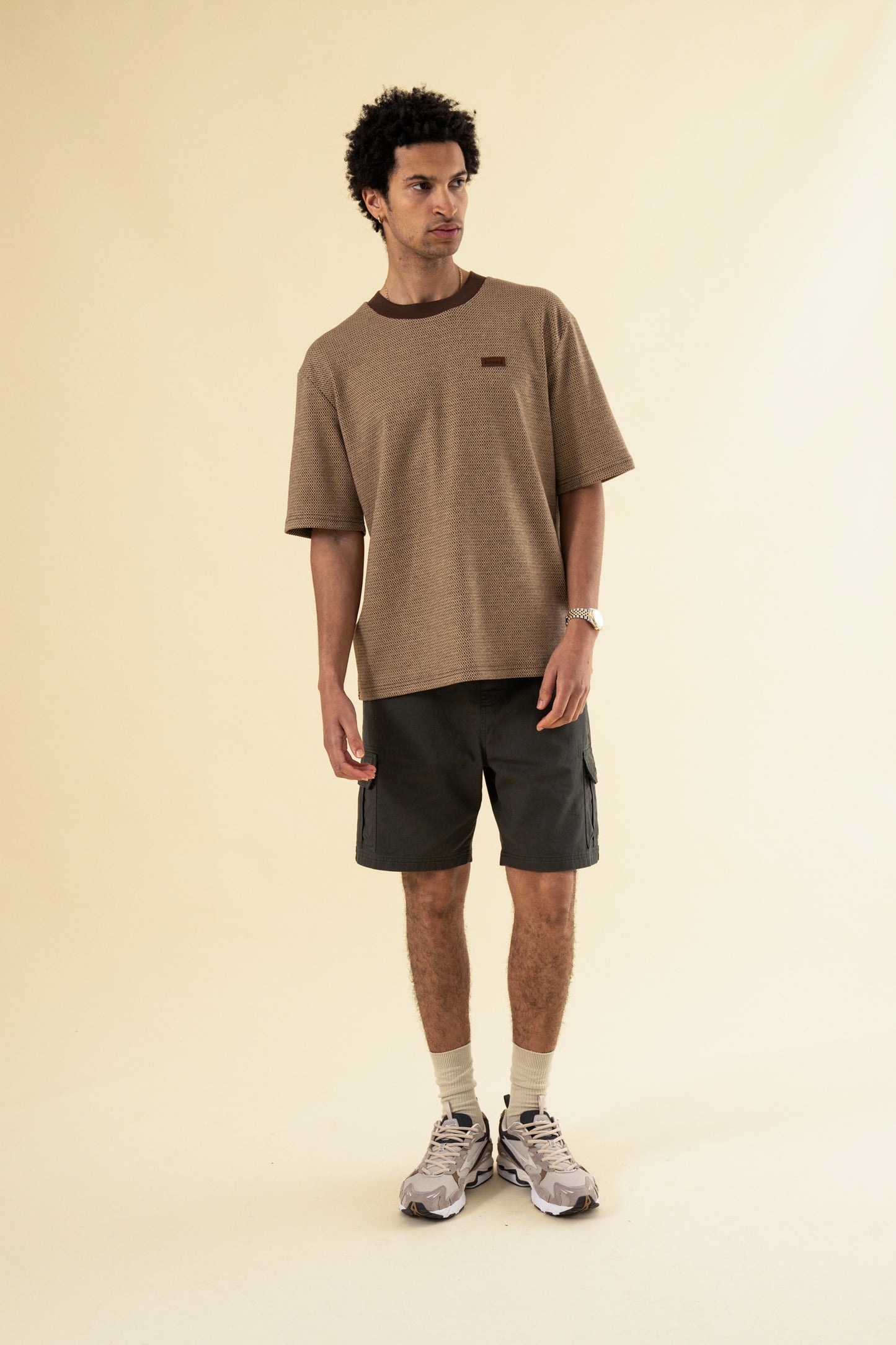 SHAPED JACQUARD TEE - BROWN
