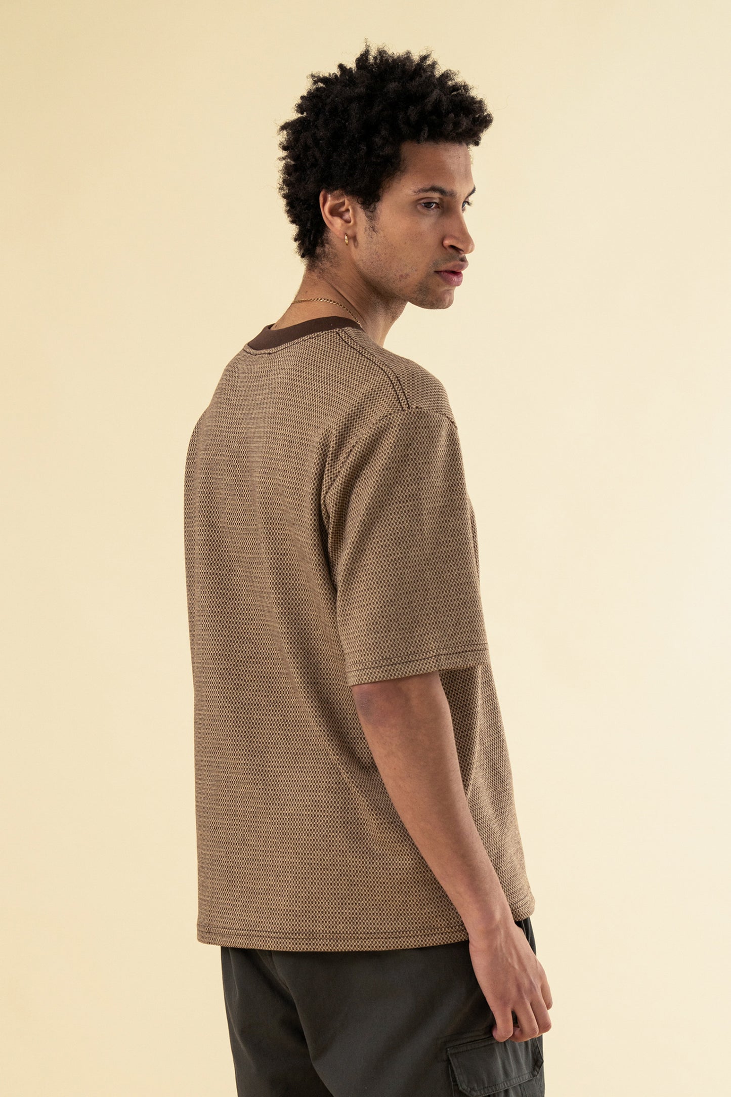 SHAPED JACQUARD TEE - BROWN