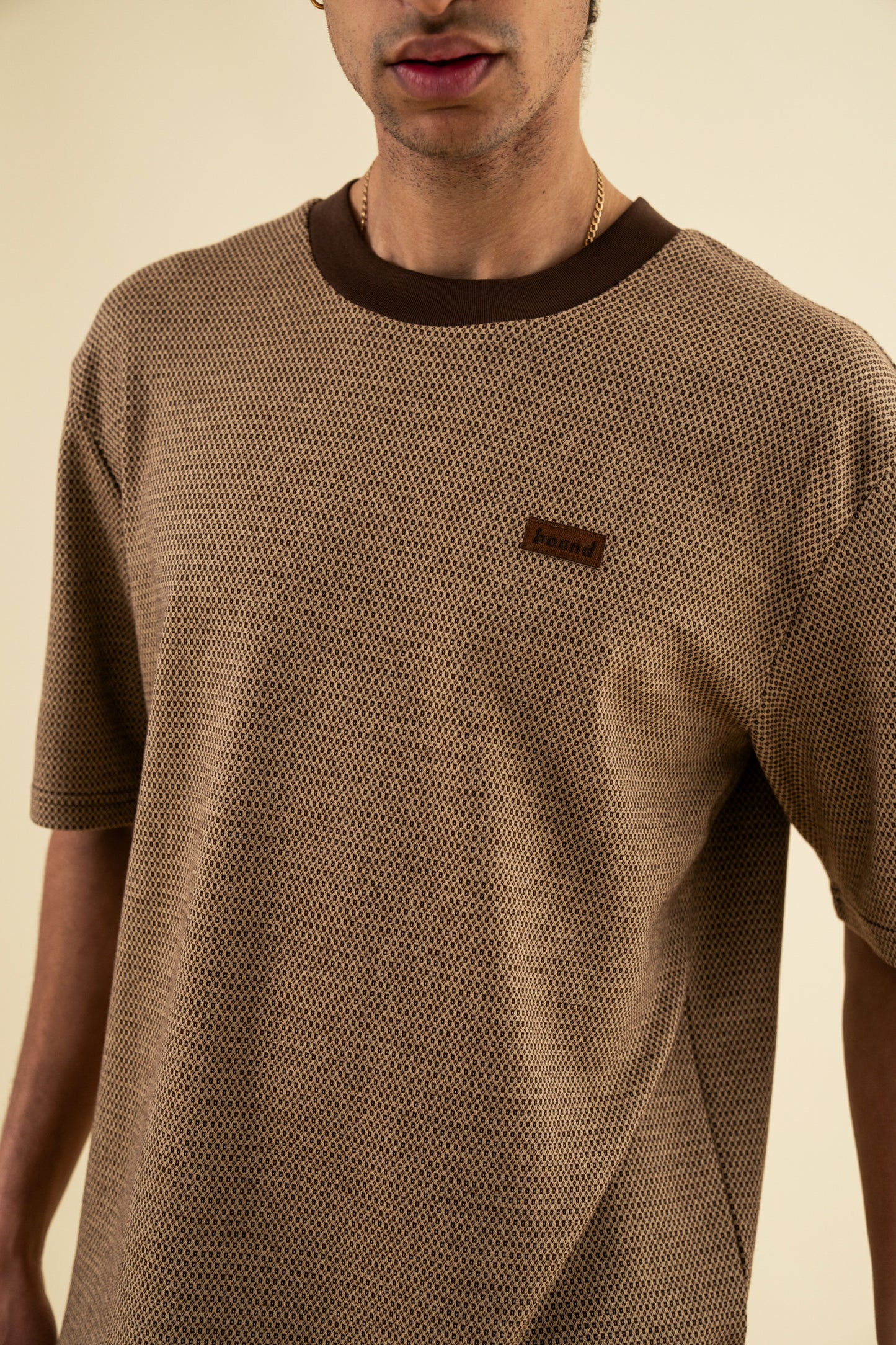 SHAPED JACQUARD TEE - BROWN