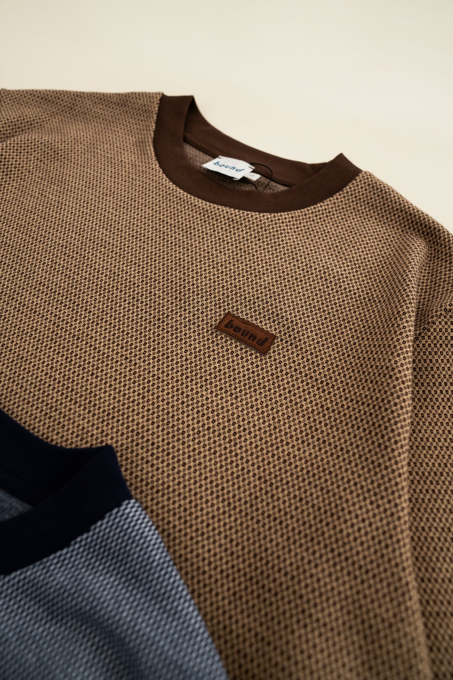 SHAPED JACQUARD TEE - BROWN