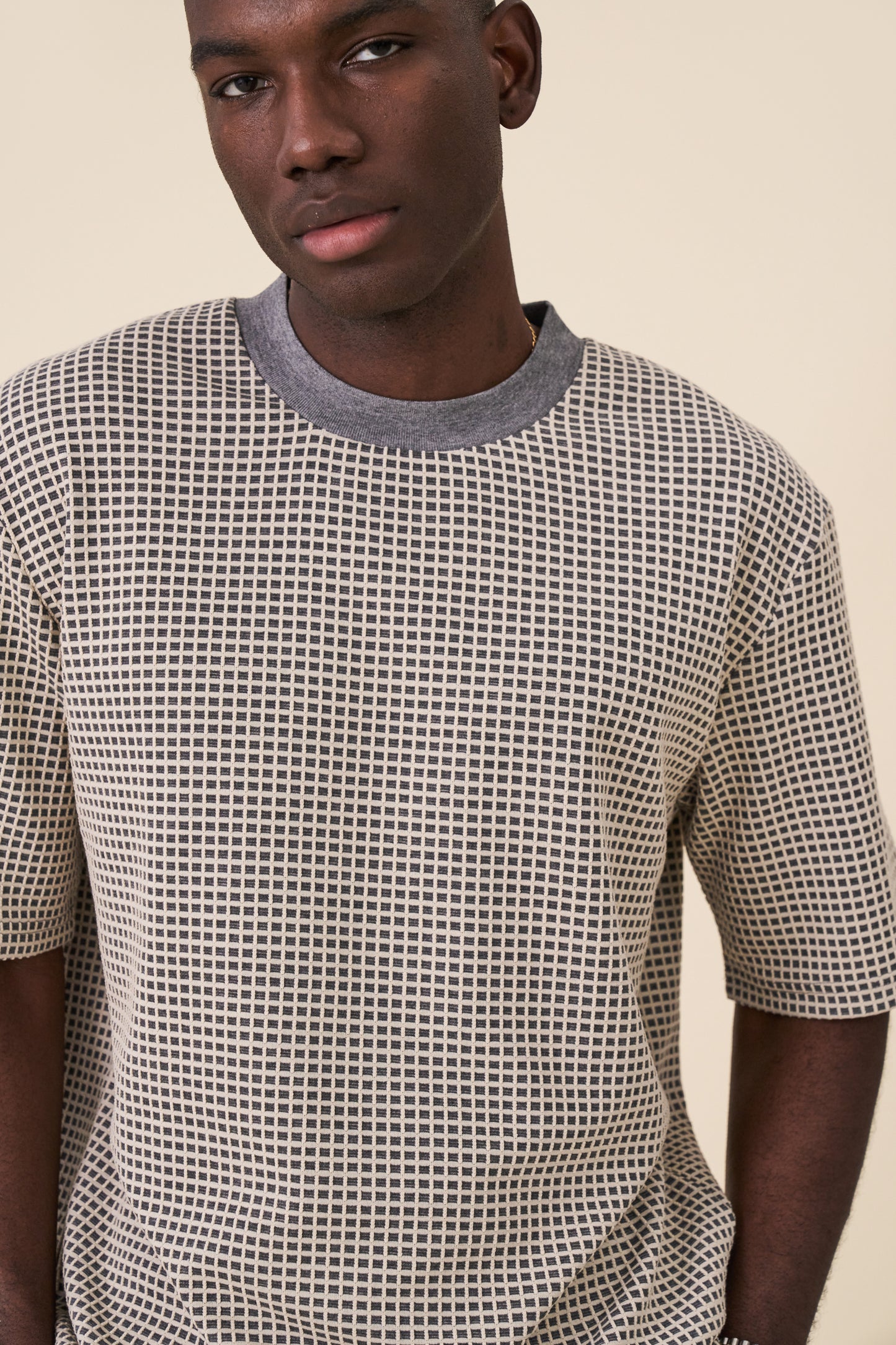 RAISED SQUARE JACQUARD TEE - GREY