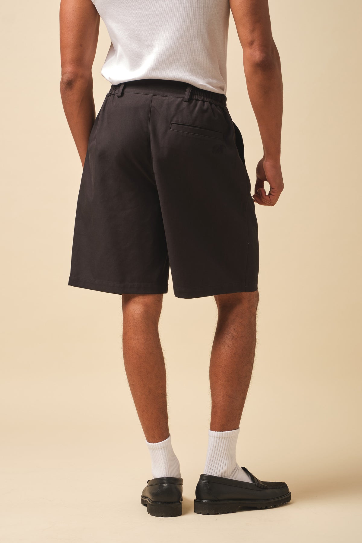 WIDE PLEATED SHORT - BLACK
