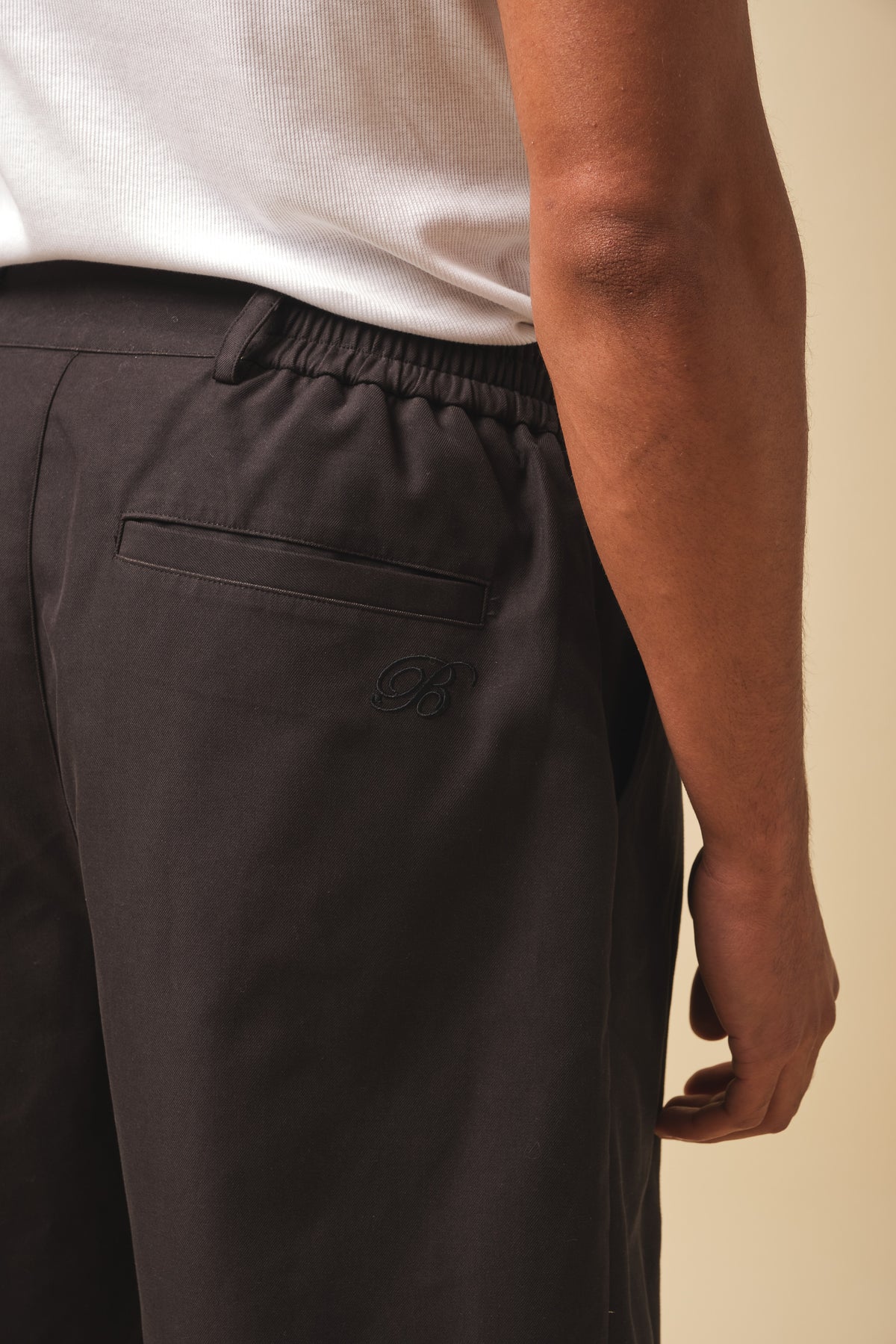 WIDE PLEATED SHORT - BLACK