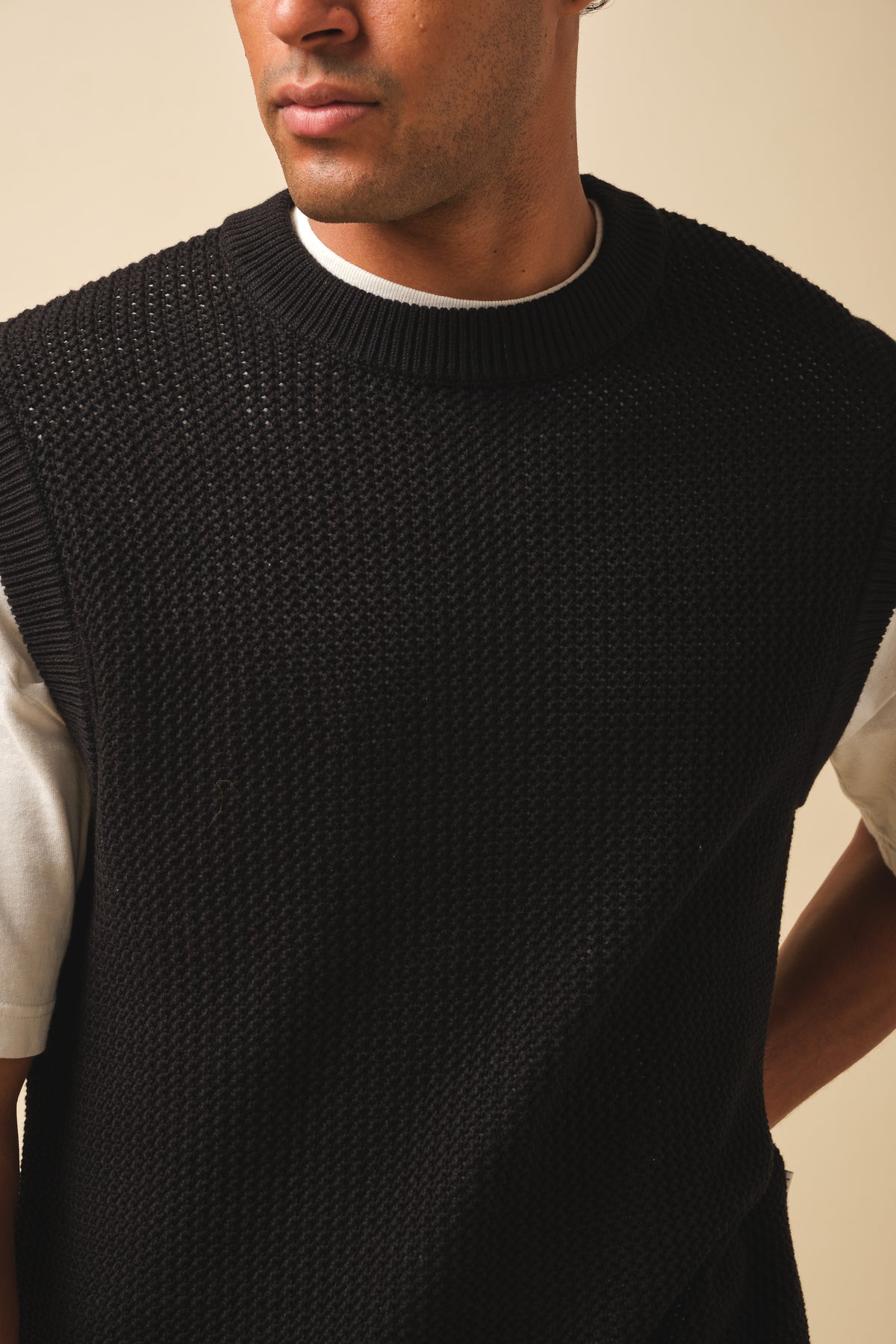 CROCHET KNIT VEST - BLACK