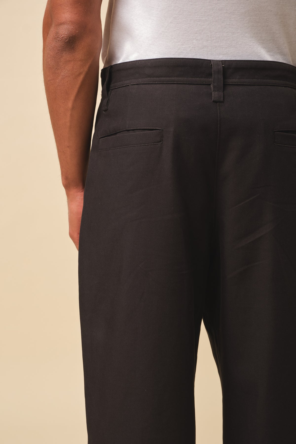 WIDE PLEATED TROUSER - BLACK