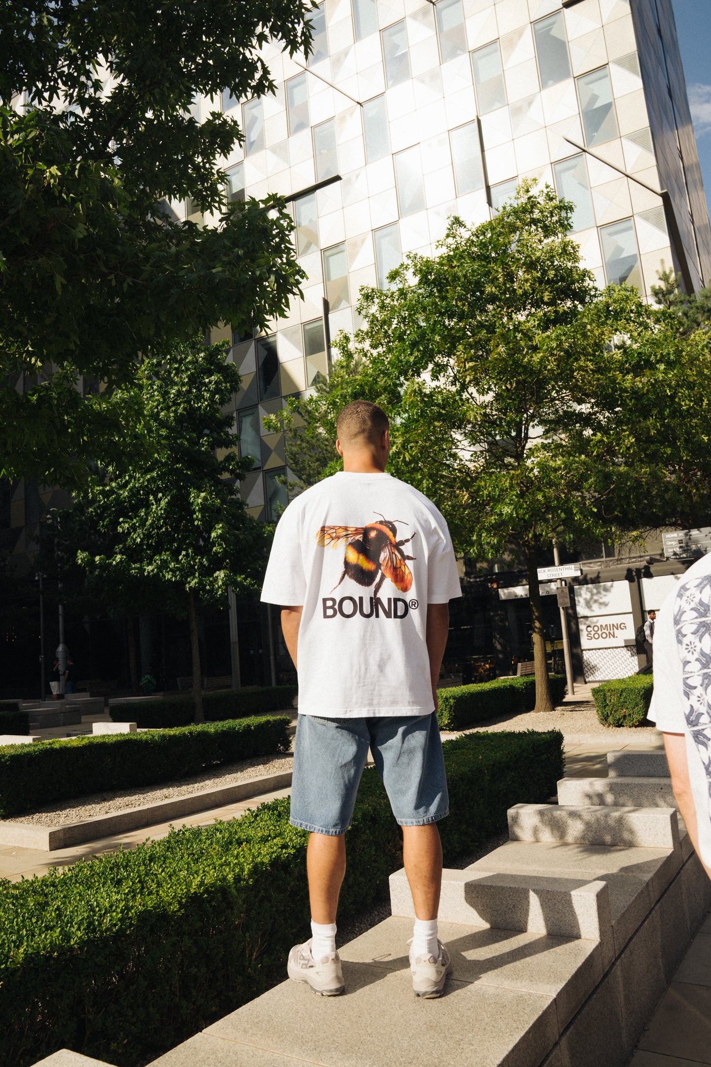 BUZZIN' TEE - WHITE