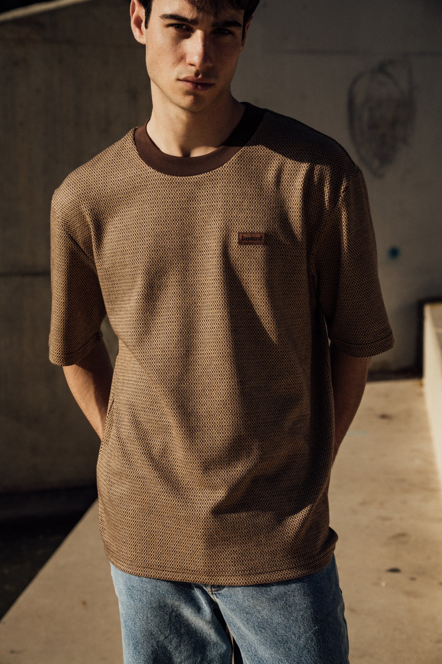 SHAPED JACQUARD TEE - BROWN
