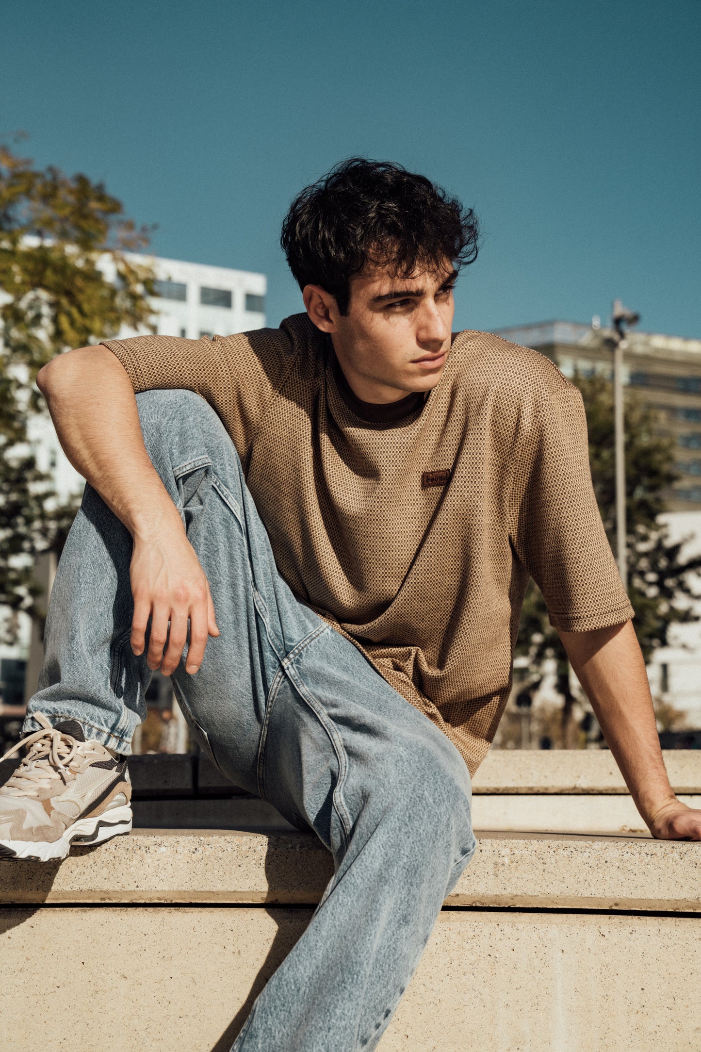 SHAPED JACQUARD TEE - BROWN