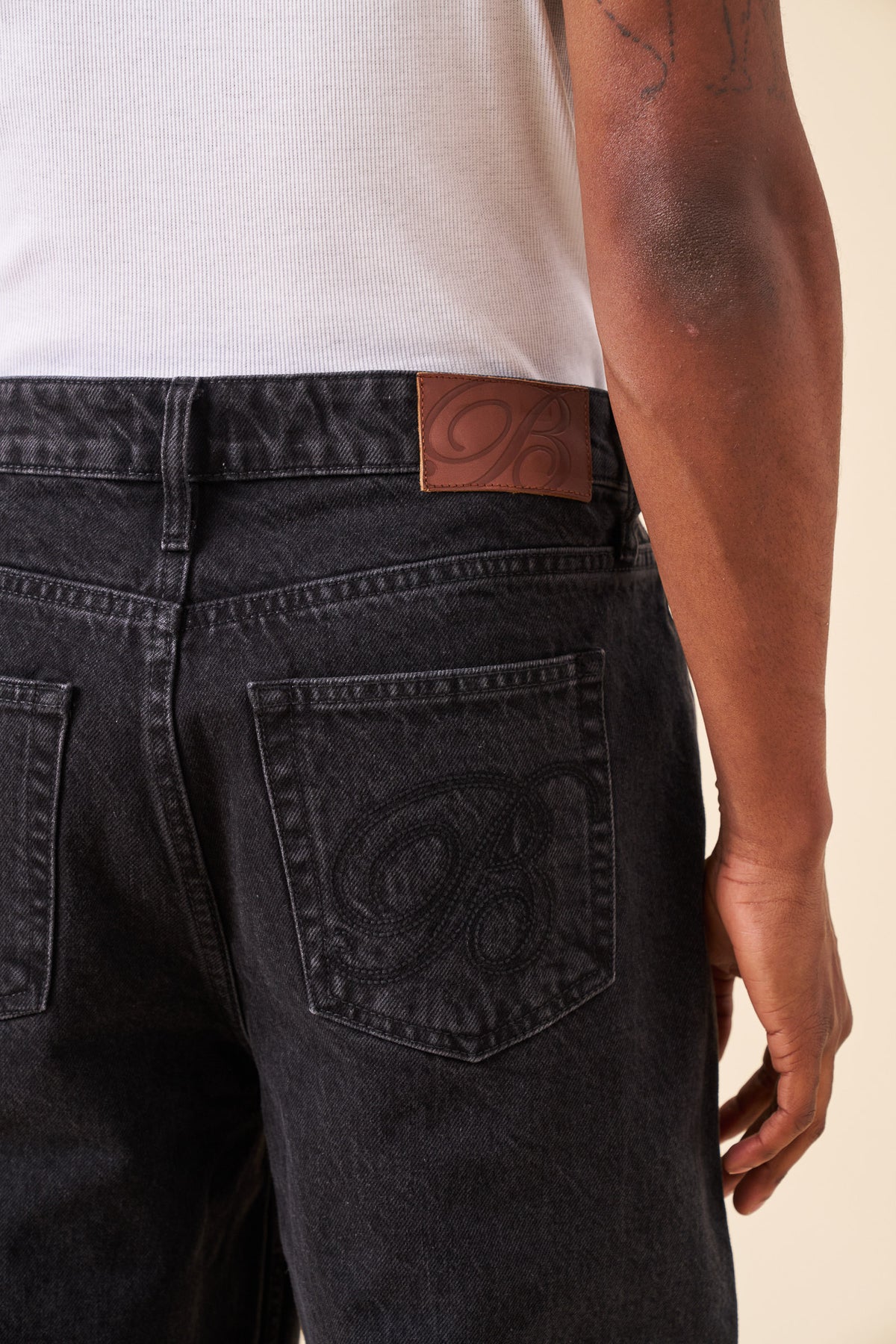 SIGNATURE BARREL LEG DENIM JEAN - WASHED BLACK