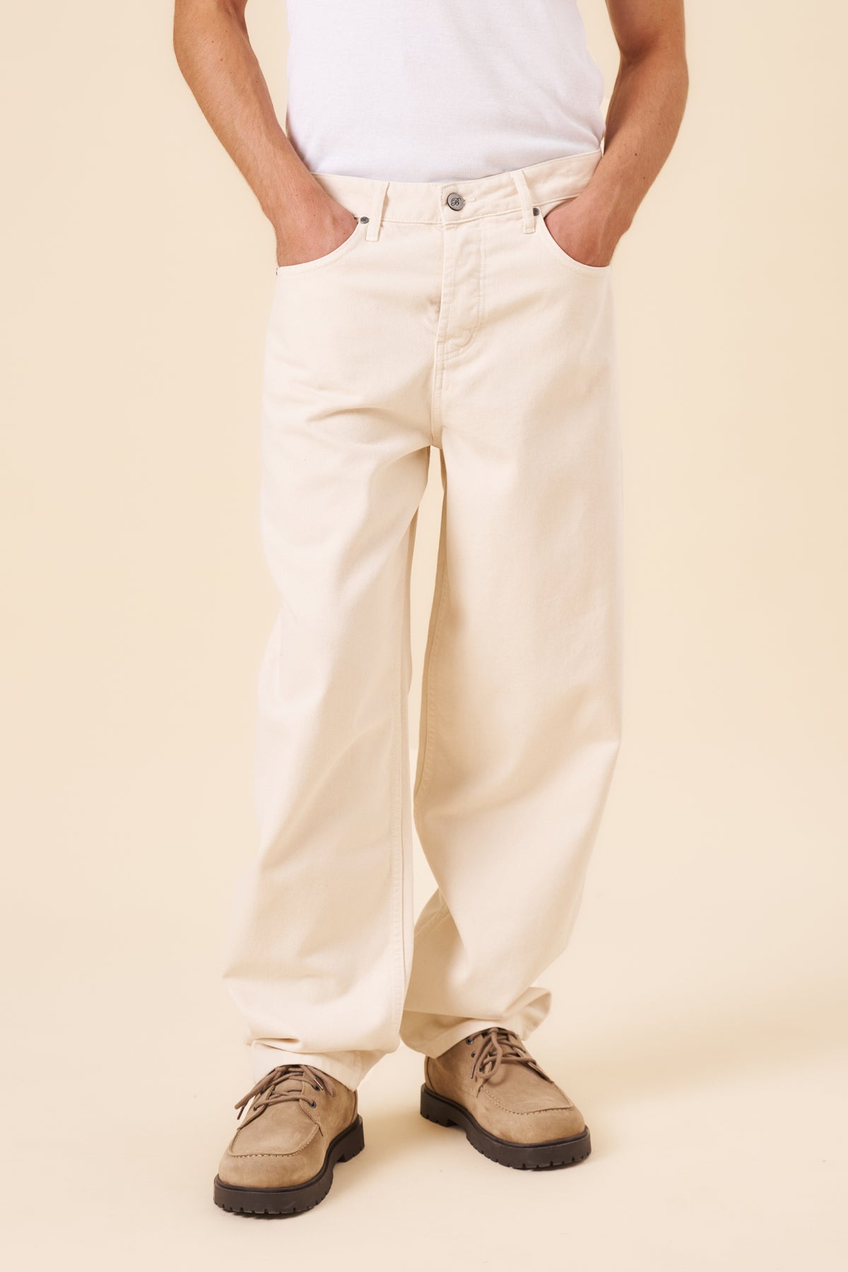 SIGNATURE BARREL LEG DENIM JEAN - ECRU