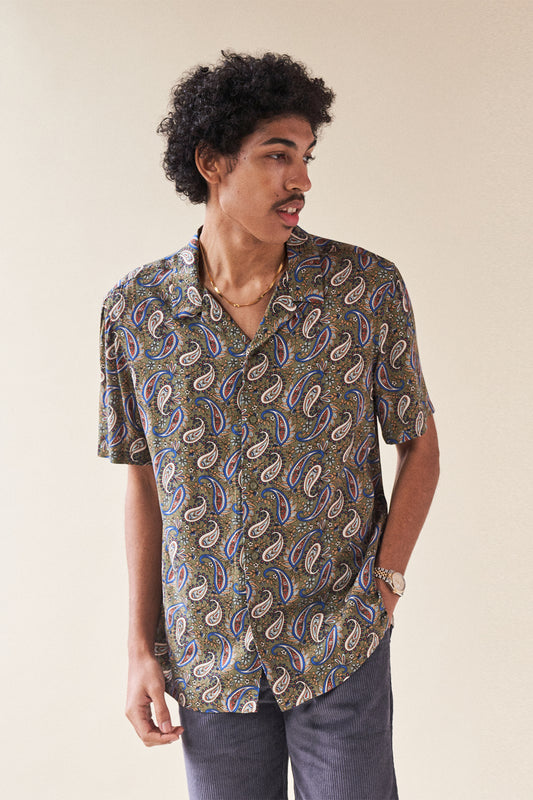 OLIVE PAISLEY RAYON SS SHIRT