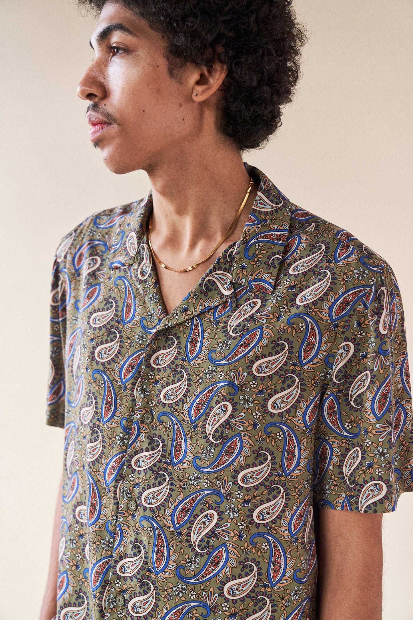 OLIVE PAISLEY RAYON SS SHIRT
