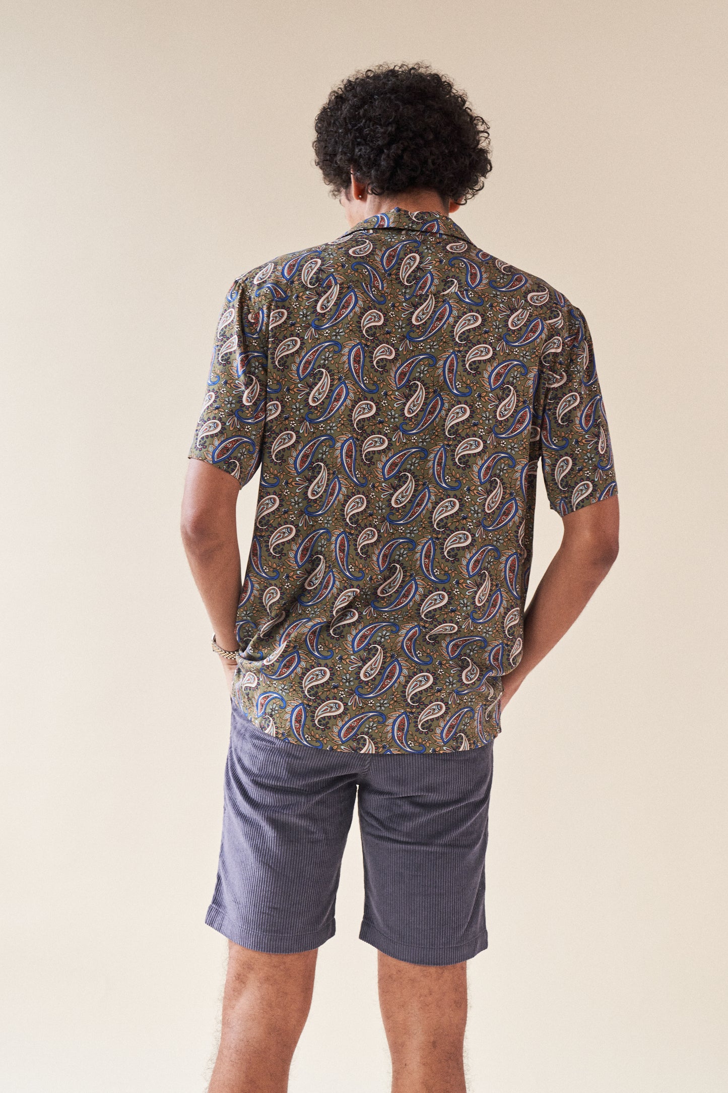 OLIVE PAISLEY RAYON SS SHIRT