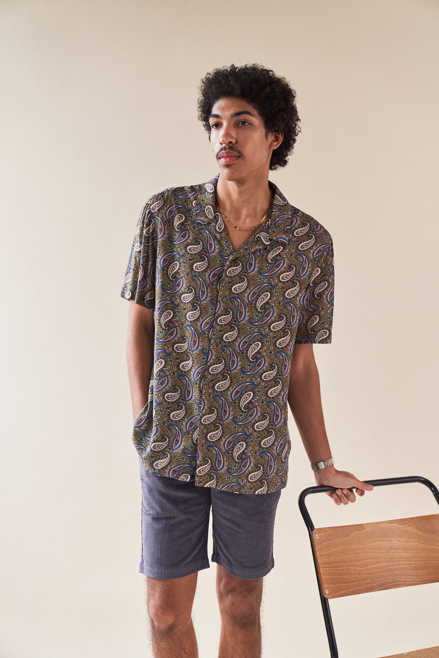 OLIVE PAISLEY RAYON SS SHIRT